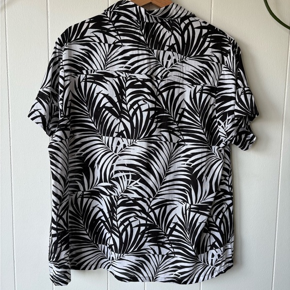 NWT True Destinations Black and White Leaf Print Shirt | Size Medium - Picture 5 of 5